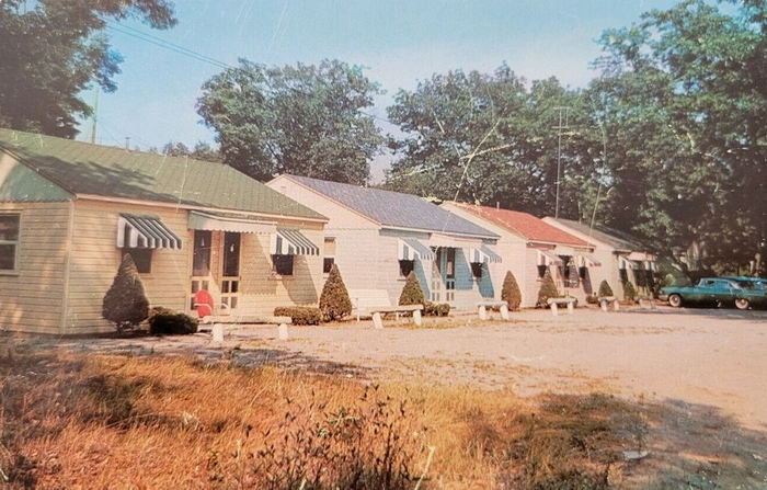 Rainbow Motel (Rainbow Cottages) - Old Postcard (newer photo)